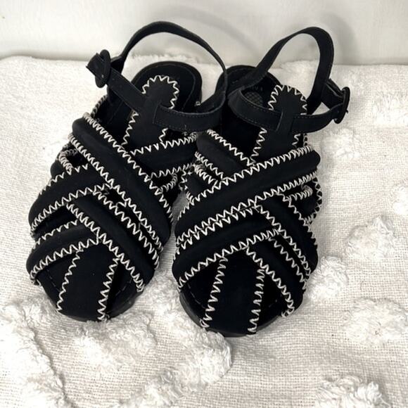 NWT! FARM Rio Black Zigzag Stitch Strappy Sandal Size 9.5 - Picture 4 of 9